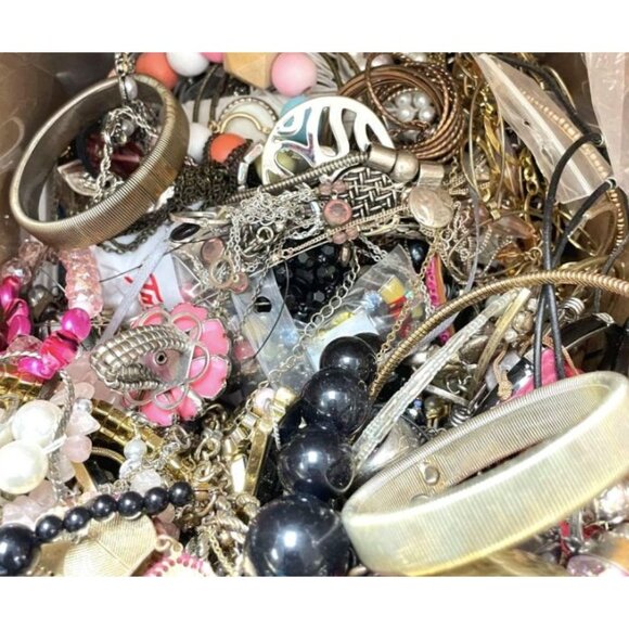 2 LB Jewelry Bundle – Vintage to Modern Grab Bag – Wearable Estate Jewelry - Picture 2 of 11